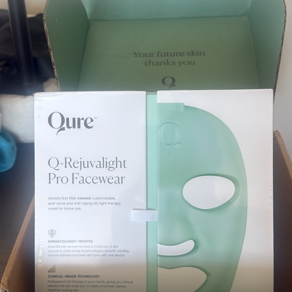 Qure LED face mask